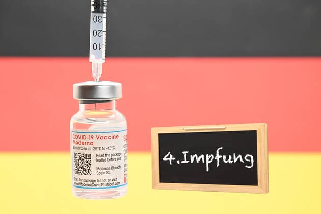 Stock- und Symbolbilder I 03.02.2022 Thema: Booster-Impfung, Booster, weitere Auffrischungsimpfung, Auffrischung, 4. Impfung, 2. Booster Impfung, zweite Booster Impfung, Doppel Booster Hamburg Neugraben Hamburg Deutschland Copyright: xLobeca FelixxSchlikisx