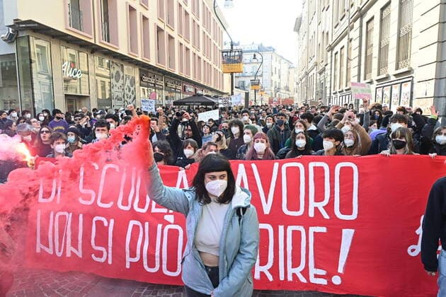 Bilder des Jahres 2022, News 02 Februar News Themen der Woche February 4, 2022, TURIN: A moment of the students demonstration in Turin, 4 February 2022. ANSA ALESSANDRO DI MARCO TURIN  - ZUMAa110 20220204_zaf_a110_080 Copyright: xAlessandroxDixMarcox
