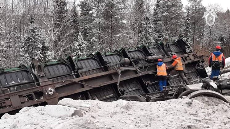 Bilder des Jahres 2022, News 02 Februar News Themen der Woche PERM TERRITORY, RUSSIA - FEBRUARY 4, 2022: A recovery operation is underway at the site of derailment of 18 coal cars at a section of the Trans-Siberian Railway in the Nytva District. No casualties have been reported; six trains are delayed, three are canceled. Best quality available. Central Interregional Investigation Department for Transport of the Russian Investigative Committee TASS THIS IMAGE WAS PROVIDED BY A THIRD PARTY. EDITORIAL USE ONLY  TS12143E
