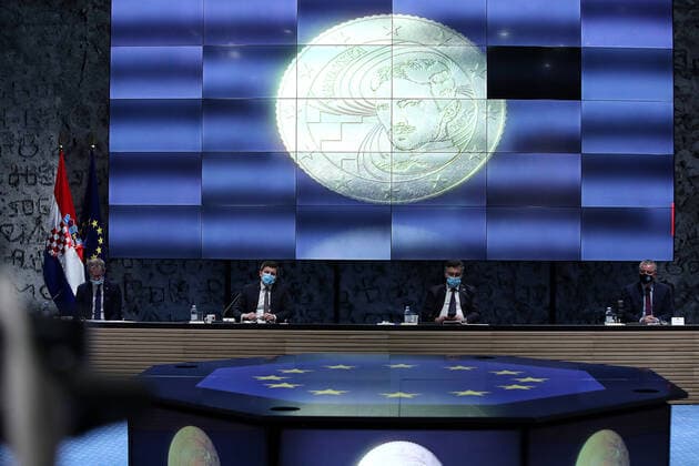 Bilder des Jahres 2022, News 02 Februar News Themen der Woche News Bilder des Tages PXL_selected national euro coin design Prime Minister of the Government of the Republic of Croatia Andrej Plenkovic ,Croatian National Bank (HNB) Governor Boris Vujcic , Finance Minister Zdravko Maric and Minister of Construction, Physical Planning and State Property Darko Horvat during announcement of the selected national euro coin design, in Zagreb, Croatia, on February 4, 2022.The Glagolitic alphabet will appear on on five, two and one cent coins..The image of inventor Nikola Tesla will appear on the 50, 20 and 10 cent coins.The coins and currency of Croatia since the middle ages have been referred to as the kuna, so-named after the small furry animal whose pelt was once considered a traded commodity, so on coin of 1 euro will GoranxStanzl PIXSELL
