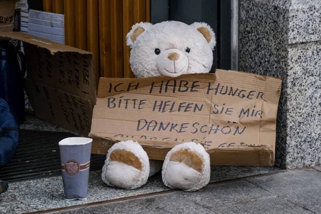 Düsseldorf 04.02.2022 Königsallee Teddybär Obdachloser Obdachlose Flaschensammler Leergut Flaschenpfand Hausrat Hartz IV Satz Lebenshaltungskosten Arbeitslosengeld Grundsicherung Bettler Sozialleistungen Existenzminimum Regelsatz Wohnungslos Wohnungsloser Wohnungsnot Altersarmut Hungersnot Düsseldorf Nordrhein-Westfalen Deutschland