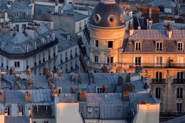 Paris, France January 24, 2022 - View of the city from the top of the Basilica of the Sacred Heart of Montmartre (Basilique Du Sacre Coeur). The recent easing of sanitary measures in France will allow the resumption of a more abundant tourist activity in the French capital. VUE DE PARIS, ILLUSTRATION, GENERIQUE, VILLE, URBANISME, PAYSAGE URBAIN, CITYSCAPE, TOURISME, PATRIMOINE, CARTE POSTALE, CITYBREAK, DESTINATION DE VOYAGE, PANORAMA, VUE AERIENNE, ESCAPADE URBAINE, IMMOBILIER, FONCIER, TOITS DE PARIS, PATRIMOINE, ARCHITECTURE, TOITURE EN ZINC, HABITATION, LOYER  Copyright: xVincentxIsorex