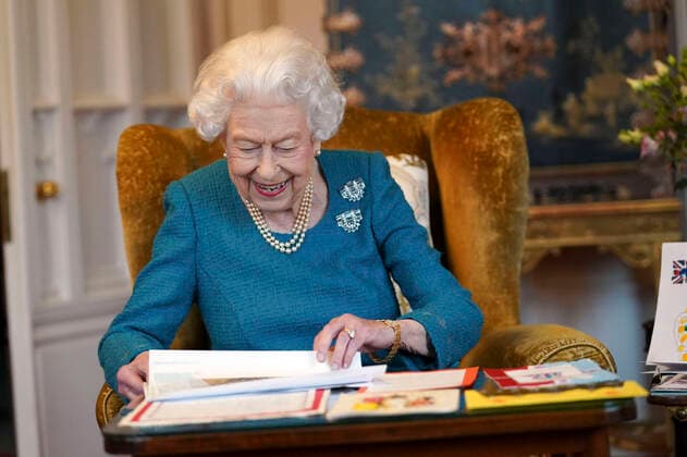 Entertainment Bilder des Tages . 04 02 2022. Windsor, United Kingdom. Queen Elizabeth II views a display of memorabilia and cards from her Golden and Platinum Jubilees at Windsor Castle, as she marks her 70th year on the throne on Sunday 6th February.  xPoolx xi-Imagesx IIM-23074-0003