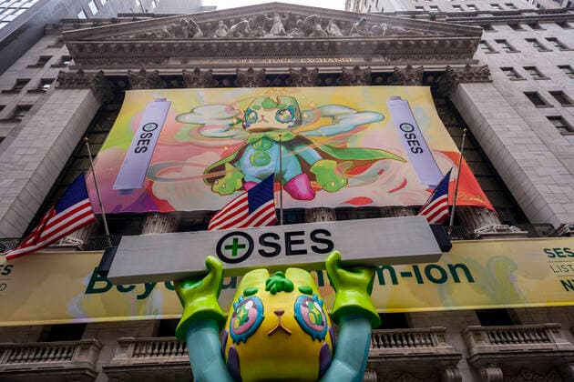 Bilder des Jahres 2022, News 02 Februar News Themen der Woche News Bilder des Tages SES AI SPAC listing at the NYSE The New York Stock Exchange is decorated on Friday, February 4, 2022 for the listing of lithium battery manufacturer SES AI, listed via a SPAC with Ivanhoe Capital Acquisition. (  RichardxB.xLevine