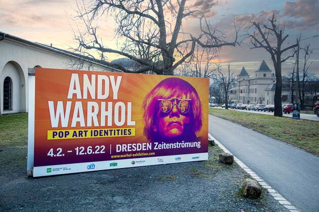 Bilder des Jahres 2022, Entertainment 02 Februar Entertainment Themen der Woche KW05 Entertainment Bilder des Tages Deutschland-Premiere der Ausstellung: Andy Warhol Pop Art Identities in der Zeitenströmung in Dresden. Die Ausstellung zeigt rund 130 Originalwerke des Pop-Art-Künstlers, darunter unveröffentlichte Filme, eine handsignierte 2-Dollar-Note sowie eine signierte Coca-Cola Flasche. Diese außergewöhnliche Auswahl an Originalkunstwerken in Verbindung mit spannenden Originalfilmen geben dem Besucher einen umfassenden Einblick in das Leben und Wirken von Andy Warhol, einem der einflussreichsten Künstler des 20. Jahrhunderts.
