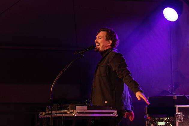 Keyboarder Dominik Schönenborn - Die Kölner Mundart Band Cat Ballou beim Live Auftritt auf dem Karnevalskonzert von BonnLive am Westwerk in Bonn BonnLive ist eine Kooperation zwischen der fünfdrei Eventagentur und Rheinevents, 04.02.2022 Bonn Weststadt NRW Deutschland