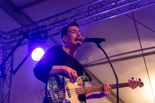 Bassist Kevin Wittwer - Die Kölner Mundart Band Cat Ballou beim Live Auftritt auf dem Karnevalskonzert von BonnLive am Westwerk in Bonn BonnLive ist eine Kooperation zwischen der fünfdrei Eventagentur und Rheinevents, 04.02.2022 Bonn Weststadt NRW Deutschland