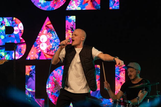 Frontmann Oliver Niesen - Die Kölner Mundart Band Cat Ballou beim Live Auftritt auf dem Karnevalskonzert von BonnLive am Westwerk in Bonn - BonnLive ist eine Kooperation zwischen der fünfdrei Eventagentur und Rheinevents, 04.02.2022 Bonn Weststadt NRW Deutschland