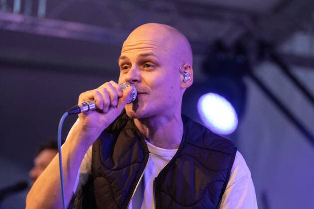 Frontmann Oliver Niesen - Die Kölner Mundart Band Cat Ballou beim Live Auftritt auf dem Karnevalskonzert von BonnLive am Westwerk in Bonn - BonnLive ist eine Kooperation zwischen der fünfdrei Eventagentur und Rheinevents, 04.02.2022 Bonn Weststadt NRW Deutschland