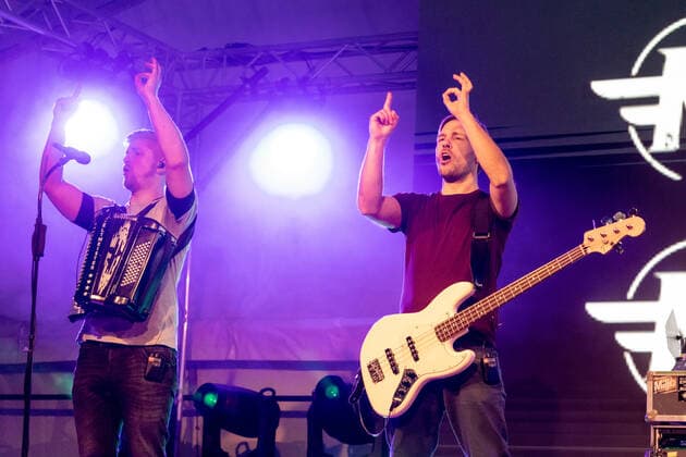 Die Kölner Mundart Band Miljö beim Live Auftritt auf dem Karnevalskonzert von BonnLive am Westwerk in Bonn BonnLive ist eine Kooperation zwischen der fünfdrei Eventagentur und Rheinevents, 04.02.2022 Bonn Weststadt NRW Deutschland