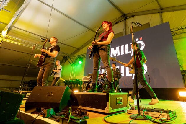 Die Kölner Mundart Band Miljö beim Live Auftritt auf dem Karnevalskonzert von BonnLive am Westwerk in Bonn BonnLive ist eine Kooperation zwischen der fünfdrei Eventagentur und Rheinevents, 04.02.2022 Bonn Weststadt NRW Deutschland