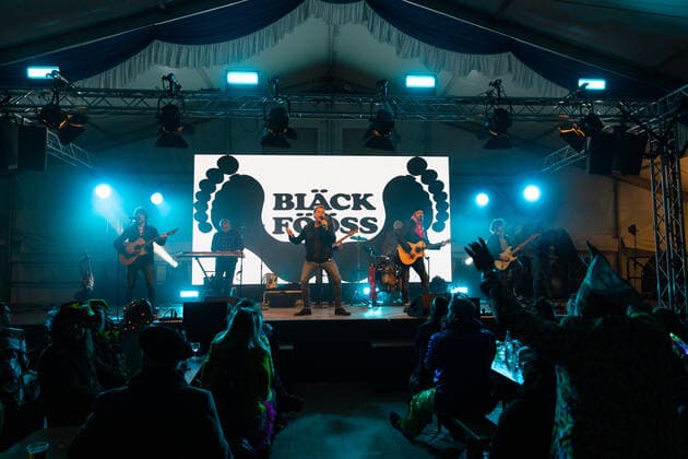 Die Kölner Mundart Band Bläck Fööss beim Live Auftritt auf dem Karnevalskonzert von BonnLive am Westwerk in Bonn BonnLive ist eine Kooperation zwischen der fünfdrei Eventagentur und Rheinevents, 04.02.2022 Bonn Weststadt NRW Deutschland