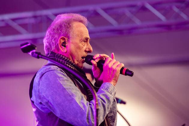 Sänger Ernst Erry Stoklosa - Die Kölner Mundart Band Bläck Fööss beim Live Auftritt auf dem Karnevalskonzert von BonnLive am Westwerk in Bonn BonnLive ist eine Kooperation zwischen der fünfdrei Eventagentur und Rheinevents, 04.02.2022 Bonn Weststadt NRW Deutschland