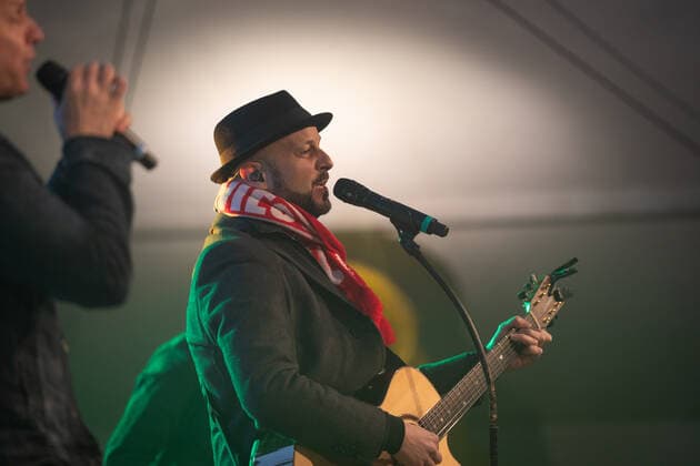 Sänger und Gitarrist Pit Hupperten - Die Kölner Mundart Band Bläck Fööss beim Live Auftritt auf dem Karnevalskonzert von BonnLive am Westwerk in Bonn BonnLive ist eine Kooperation zwischen der fünfdrei Eventagentur und Rheinevents, 04.02.2022 Bonn Weststadt NRW Deutschland