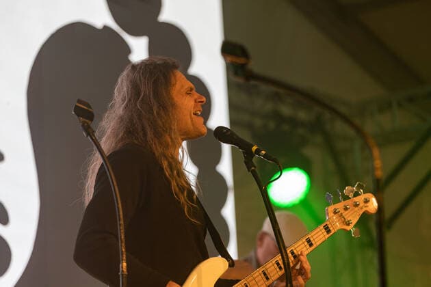 Bassist Hanz Thodam - Die Kölner Mundart Band Bläck Fööss beim Live Auftritt auf dem Karnevalskonzert von BonnLive am Westwerk in Bonn BonnLive ist eine Kooperation zwischen der fünfdrei Eventagentur und Rheinevents, 04.02.2022 Bonn Weststadt NRW Deutschland