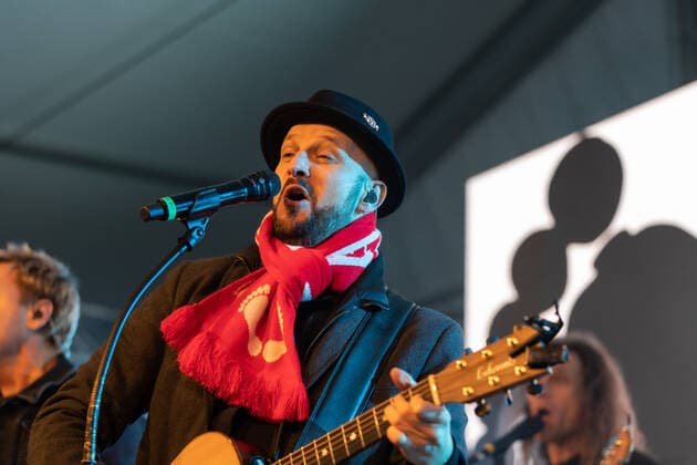 Entertainment Bilder des Tages Sänger und Gitarrist Pit Hupperten - Die Kölner Mundart Band Bläck Fööss beim Live Auftritt auf dem Karnevalskonzert von BonnLive am Westwerk in Bonn BonnLive ist eine Kooperation zwischen der fünfdrei Eventagentur und Rheinevents, 04.02.2022 Bonn Weststadt NRW Deutschland