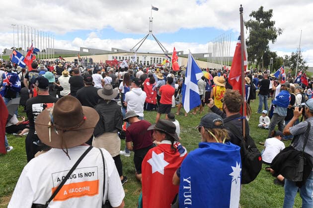 COVID19 VACCINATION PROTEST CANBERRA, Protesters with flags are seen during an anti-vaccination rally outside Parliament House in Canberra, Saturday, February 5, 2022. ( NO ARCHIVING, EDITORIAL USE ONLY, NO USE IN BOOKS WITHOUT CONSENT CANBERRA ACT AUSTRALIA  Copyright: xMICKxTSIKASx 20220205001620111377