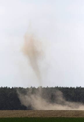 IMAGO Nature: Unsere Erde, Klimawandel, Wirbelstürme 28.04.2020, Doebrichau, Brandenburg, GER - Windhose ueber einem ausgetrockneten Feld. (Acker, Ackerbau, Ackerland, Agrar, ausgetrocknet, aussen, Aussenaufnahme, Brandenburg, deutsch, Deutschland, Drehbewegung, Duerre, Europa, europaeisch, Feld, Fruehjahr, Fruehling, HF, Hochformat, Kleintrombe, Luftbewegung, Luftwirbel, Meteorologie, Natur, Naturereignis, Naturerscheinung, niemand, Staub, staubig, Staubteufel, Staubwolke, Tornado, trocken, Trockenheit, Trockenperiode, Wetter, Windhose, Wirbelsturm, Wirtschaft) 200428D935DOEBRICHAU.JPG *** 28 04 2020, Doebrichau, Brandenburg, GER tornado over a parched field arable, arable land, agricultural, parched, exterior, exterior shot, Brandenburg, Germany, Germany, rotation, drought, Europe, Europea