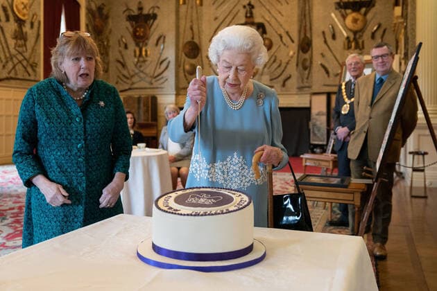 Bilder des Jahres 2022, Entertainment 02 Februar Entertainment Themen der Woche KW05 Entertainment Bilder des Tages . 05 02 2022. London, United Kingdom. Queen Elizabeth II cuts a Platinum Jubilee cake at a reception at Sandringham House in Norfolk, United Kingdom, on the eve of Accession Day, when she will mark 70 years on the throne.  xi-Imagesx xPoolx IIM-23075-0019