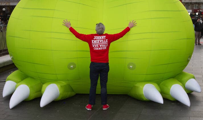 Bilder des Jahres 2022, Entertainment 02 Februar Entertainment Themen der Woche KW05 Entertainment Bilder des Tages February 5, 2022, London, England, United Kingdom: JOHNNY KNOXVILLE poses for photographers in front of a giant green phallus-shaped dinosaur in Leicester Square in promotion stunt for movie Jackass Forever. London United Kingdom - ZUMAs262 20220205_zip_s262_046 Copyright: xTayfunxSalcix