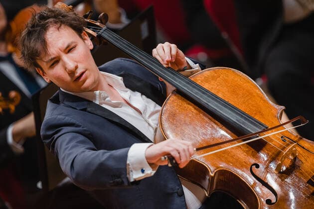 Zauber der Musik - Edgar Moreau Edgar Moreau spielt auf dem Violoncello, begleitet vom MDR-Sinfonieorchester, beim Konzert Zauber der Musik im Congress Centrum Suhl. Suhl Thüringen DEUTSCHLAND