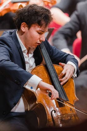 Zauber der Musik - Edgar Moreau Edgar Moreau spielt auf dem Violoncello, begleitet vom MDR-Sinfonieorchester beim Konzert Zauber der Musik im Congress Centrum Suhl. Suhl Thüringen DEUTSCHLAND