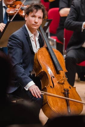 Zauber der Musik - Edgar Moreau Edgar Moreau spielt auf dem Violoncello, begleitet vom MDR-Sinfonieorchester beim Konzert Zauber der Musik im Congress Centrum Suhl. Suhl Thüringen DEUTSCHLAND