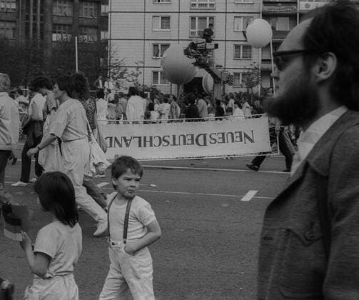 Erster Mai 1987 DDR, Berlin, 01.05.1987, 1. Mai Kundgebung 1987 auf der Karl-Marx-Allee, (Verkehrtes Neues Deutschland...), Â