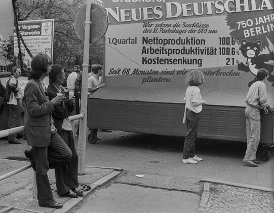 Erster Mai 1987 DDR, Berlin, 01.05.1987, 1. Mai Kundgebung 1987 auf der Karl-Marx-Allee, Neues Deutschland, zwei Zuschauer ..., Â