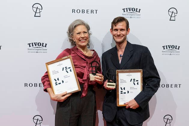 Birthe Neumann vinder AArets kvindelige hovedrolle for Pagten og Simon Bennebjerg vinder AArets mandlige hovedrolle for Pagten. ROBERT-priserne bliver med Camilla Bendix som vaert uddelt i Tivoli Hotel & Congress Center loerdag den 5. februar 2022. , Copenhagen Denmark Copyright: ClausxBechx Cop102 spdk20220205-213727-L
