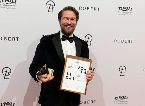 Jakob Oftebro faar aarets mandlige birolle for Margrete den foerste. ROBERT-priserne bliver med Camilla Bendix som vaert uddelt i Tivoli Hotel & Congress Center loerdag den 5. februar 2022. , Copenhagen Denmark Copyright: ClausxBechx Cop102 spdk20220205-215707-L