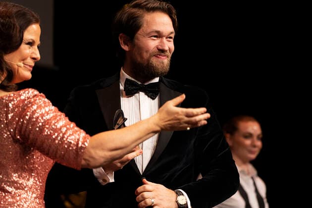 Jakob Oftebro faar aarets mandlige birolle for Margrete den foerste. ROBERT-priserne bliver med Camilla Bendix som vaert uddelt i Tivoli Hotel & Congress Center loerdag den 5. februar 2022. , Copenhagen Denmark Copyright: ClausxBechx Cop102 spdk20220205-215849-L