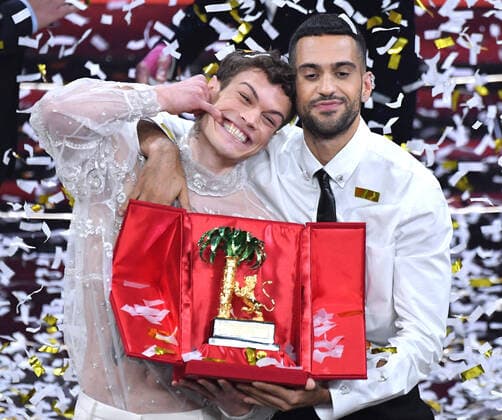 Bilder des Jahres 2022, Entertainment 02 Februar Entertainment Themen der Woche KW05 Entertainment Bilder des Tages February 6, 2022, SANREMO: Italian singers Blanco & Mahmoodon pose on stage at the Ariston theatre with the prize after winning the 72nd Sanremo Italian Song Festival, in Sanremo, Italy, 05 February 2022. The music festival runs from 01 to 05 February 2022. ANSA ETTORE FERRARI. SANREMO - ZUMAa110 20220206_zaf_a110_072 Copyright: xEttorexFerrarix