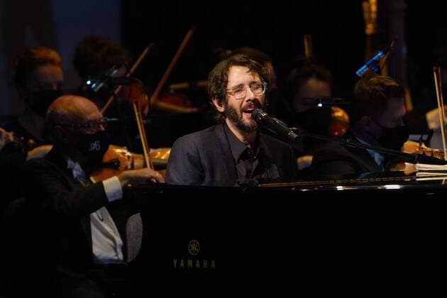 Bilder des Jahres 2022, Entertainment 02 Februar Entertainment Themen der Woche KW05 Entertainment Bilder des Tages February 5, 2022, St. Petersburg, Florida, USA: Josh Groban performs with the Florida Orchestra at the Mahaffey Theater as part of their fundraiser gala on Saturday, Feb. 5, 2022 in St. Petersburg. St. Petersburg USA - ZUMAs70_ 20220205_zan_s70_010 Copyright: xLuisxSantanax