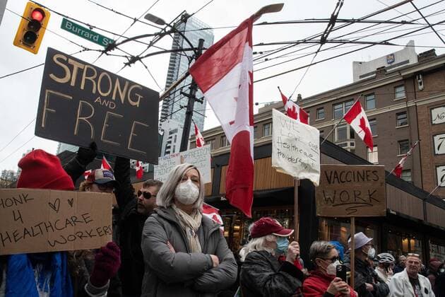 News Bilder des Tages February 5, 2022, Vancouver, British Columbia, Canada: Counter protesters show their support for COVID-19 mandates and hospital staff in Vancouver, B.C., Feb 5. Protesters against safety mandates formed a convoy of hundreds of vehicles from nearby municipalities to show their support for the so-called Freedom Convoy of truckers, who brought their protest of mandated vaccines for travel to and from the United States to the nationâ€⠢s capital, Ottawa, Ontario, bringing parts of the city to a stand still for the past five days. Vancouver Canada - ZUMAb217 20220205_zip_b217_004 Copyright: xQuinnxBenderx