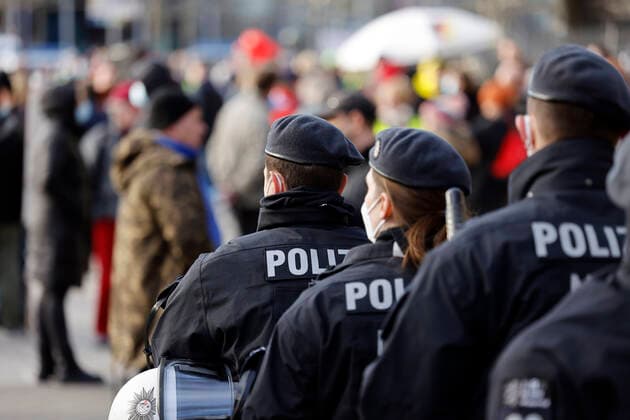 Bei einer angemeldeten Demo unter dem Motto Frieden, Freiheit, Selbstbestimmung - Freie Impfentscheidung demonstrierten etwa 10.000 Gegner einer Impfpflicht mit einem Spaziergang gegen die Corona-Maßnahmen der Bundesregierung und für eine individuelle Impfentscheidung, Grundrechte und unversehrte Kinder - darunter auch viele Pflegekräfte, die wegen der Impfpflicht im Gesundheitsbereich ihren Job zu verlieren drohen. Düsseldorf, 05.02.2022 Foto:xC.xHardtx xFuturexImage