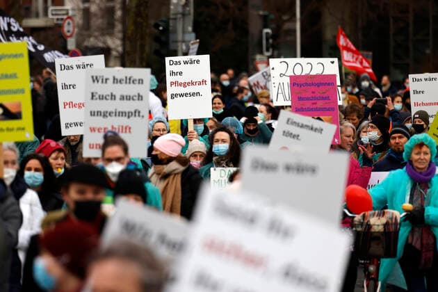 Bei einer angemeldeten Demo unter dem Motto Frieden, Freiheit, Selbstbestimmung - Freie Impfentscheidung demonstrierten etwa 10.000 Gegner einer Impfpflicht mit einem Spaziergang gegen die Corona-Maßnahmen der Bundesregierung und für eine individuelle Impfentscheidung, Grundrechte und unversehrte Kinder - darunter auch viele Pflegekräfte, die wegen der Impfpflicht im Gesundheitsbereich ihren Job zu verlieren drohen. Düsseldorf, 05.02.2022 Foto:xC.xHardtx xFuturexImage