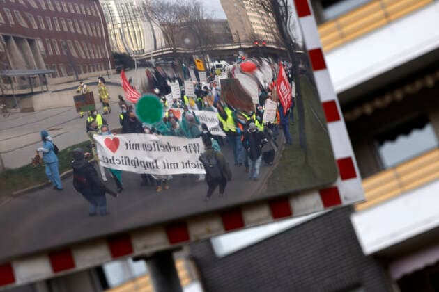 Bei einer angemeldeten Demo unter dem Motto Frieden, Freiheit, Selbstbestimmung - Freie Impfentscheidung demonstrierten etwa 10.000 Gegner einer Impfpflicht mit einem Spaziergang gegen die Corona-Maßnahmen der Bundesregierung und für eine individuelle Impfentscheidung, Grundrechte und unversehrte Kinder - darunter auch viele Pflegekräfte, die wegen der Impfpflicht im Gesundheitsbereich ihren Job zu verlieren drohen. Düsseldorf, 05.02.2022 Foto:xC.xHardtx xFuturexImage