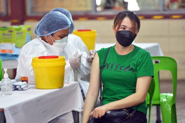 (220206) -- BANGKOK, Feb. 6, 2022 -- A woman receives a dose of COVID-19 vaccine in Bangkok, Thailand, Feb. 5, 2022. ) THAILAND-BANGKOK-COVID-19-VACCINATION RachenxSageamsak 