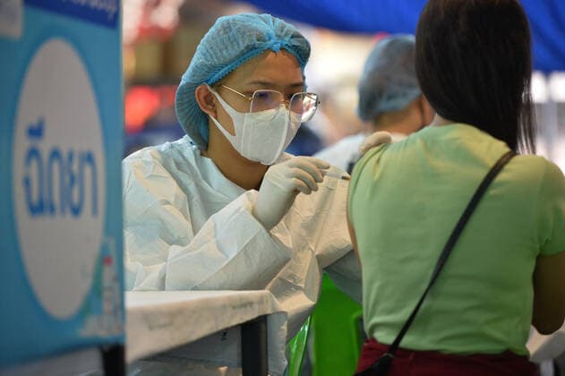 (220206) -- BANGKOK, Feb. 6, 2022 -- A woman receives a dose of COVID-19 vaccine in Bangkok, Thailand, Feb. 5, 2022. ) THAILAND-BANGKOK-COVID-19-VACCINATION RachenxSageamsak 