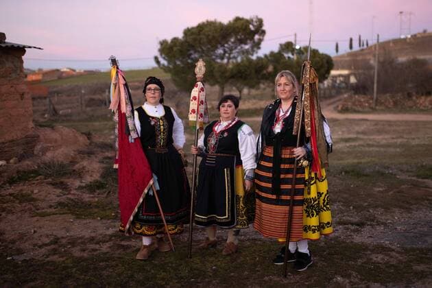 Bilder des Jahres 2022, News 02 Februar News Themen der Woche News Bilder des Tages Spanien, Tag der Santa Agueda in Zamora February 6, 2022, Andavias, Zamora, Spain: Women dressed in traditional costumes commemorate the day of Santa Agueda in Andavias, Spain, on February 6, 2022. In the province of Zamora it is quite a tradition, the women take over the city and the towns to gain control in the province, the councils give them the batons as a sign of authority, they celebrate around 7 days of festivity where they dance, eat, live the festival and honor Santa Agueda. Andavias Spain - ZUMAb157 20220206_zap_b157_023 Copyright: xManuelxBallesx