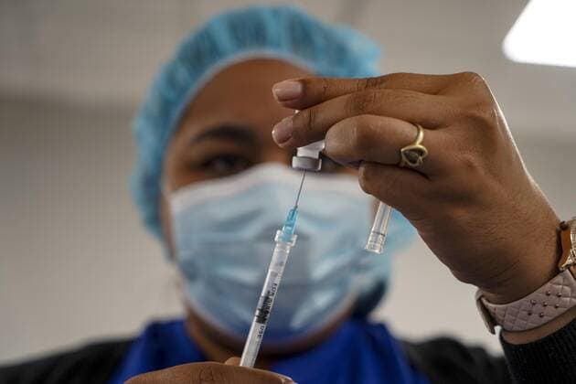 February 6, 2022: A health worker prepares a Pfizer COVID-19 vaccine. The Salvadoran Ministry of Health announced it had surpassed 10 million vaccine doses applied. - ZUMAf143 20220206_zip_f143_009 Copyright: xCamiloxFreedmanx