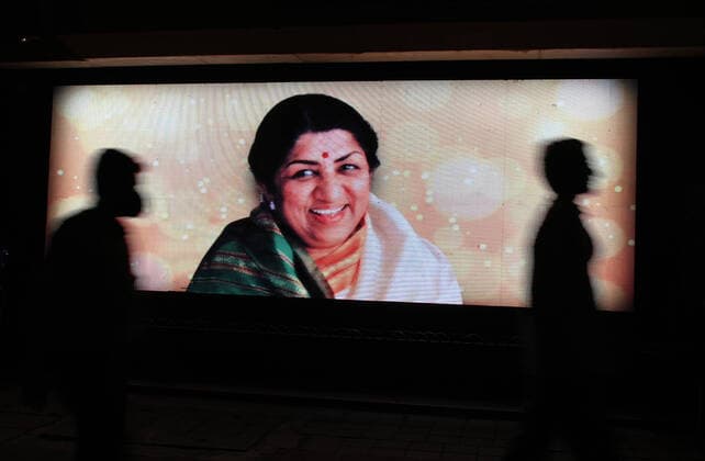 Bilder des Jahres 2022, Entertainment 02 Februar Entertainment Themen der Woche KW05 Entertainment Bilder des Tages February 6, 2022, Mumbai, Maharashtra, India: People walk past a LED display of legendary singer Lata Mangeshkar who passed away in Mumbai..The legendary singer was hospitalised and taken to an Intensive Care Unit (ICU) as her health deteriorated. she passed away on 6th February 2022 at the age of 92. Mumbai India - ZUMAs197 20220206_zaa_s197_287 Copyright: xAshishxVaishnavx