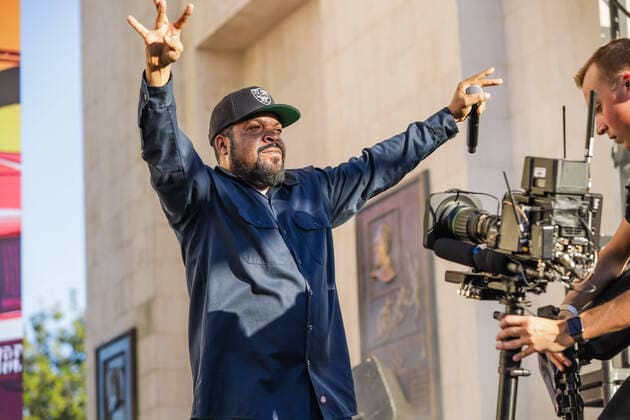 Bilder des Jahres 2022, Entertainment 02 Februar Entertainment Themen der Woche KW05 Entertainment Bilder des Tages February 6, 2022, Los Angeles, California, USA: Hip-hop artist Ice Cube entertains the fans at NASCAR s Clash at The Coliseum Los Angeles USA - ZUMAs215 20220206_zap_s215_009 Copyright: xAlexanderxSeyumx