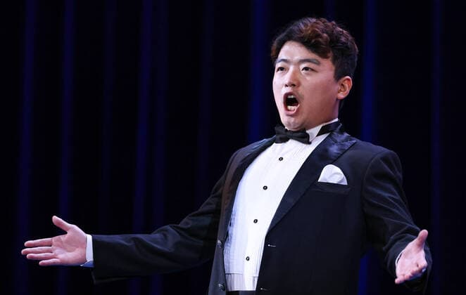 Bilder des Jahres 2022, Entertainment 02 Februar Entertainment Themen der Woche KW05 Entertainment Bilder des Tages MOSCOW, RUSSIA - FEBRUARY 6, 2022: Baritone Gyungmin Gwon of South Korea performs during the final of the Competizione dell Opera, an annual international singing contest of Italian Opera, at the Bolshoi Theatre. The Competizione dell Opera, which was founded in 1996 by German cultural manager Hans-Joachim Frey, is aimed at helping young opera singers at the start of their careers. In this season, the contest celebrates its 25th anniversary. Artyom Geodakyan TASS  TS121B0E