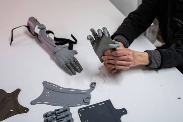 IMAGO Creative: Digitale Welt, Mixed Reality Man mounts a 3D Printed plastic arm prosthesis at Zaragoza MarketSpace, Spain Zaragoza Aragon Spain Spain Copyright: xNanoxCalvox NN-3DPRINT-ZGZ-176