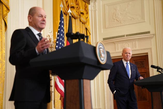 News Bilder des Tages German Chancellor Olaf Scholz participates with U.S. President Joe Biden (R) in a joint press conference with in the East Room of the White house on Monday, February 7, 2022 in Washington, D.C.  WAP2022020716 LeighxVogel
