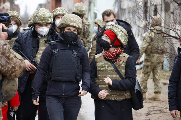 Bilder des Jahres 2022, News 02 Februar News Themen der Woche KW06 News Bilder des Tages Annalena Baerbock (Buendnis 90 Die Gruenen), Bundesaussenministerin, besucht mit dem ukrainischen Militaer die sogenannte Kontaktlinie in dem Ort Schyrokyne in der Ost-Ukraine. Die Ministerin will sich ueber die militaerische Situation vor Ort informieren und auch mit VertreterInnen der Sonderbeobachtungsmission der OSZE zusammentreffen. Schyrokyne Ukraine *** Annalena Baerbock Buendnis 90 Die Gruenen , German Foreign Minister, visits with the Ukrainian military the so-called contact line in the village of Shyrokyne in eastern Ukraine The Minister wants to inform herself about the military situation on the ground and also meet with representatives of the OSCE Special Monitoring Mission Shyrokyne Ukraine Copyright: xThomasxKoehlerx