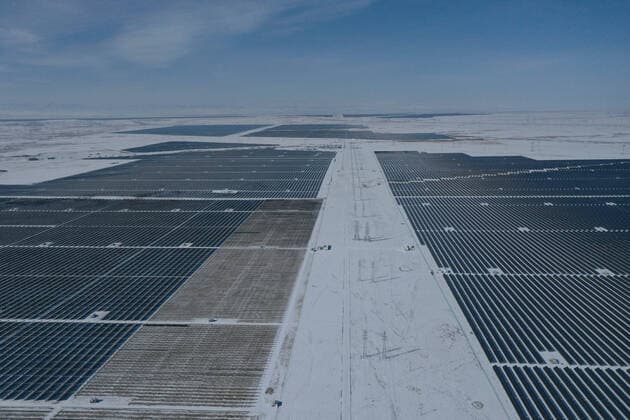 IMAGO Nature: Unsere Erde, Energiequellen, Photovoltaik (220209) -- GONGHE, Feb. 9, 2022 -- Aerial photo shows a photovoltaic (PV) power station in Gonghe County of Hainan Tibetan Autonomous Prefecture in northwest China s Qinghai Province, Feb. 8, 2022. Parts of Qinghai are faced with temperature drop and snowfall recently. Staff members of a power company enhanced the inspection of the PV power station to maintain the power supply during bad weather. ) CHINA-QINGHAI-POWER SUPPLY-MAINTENANCE (CN) ZhangxLong 