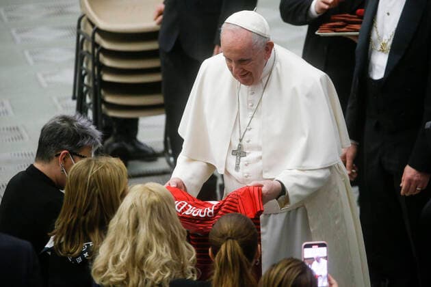 Bilder des Jahres 2022, Entertainment 02 Februar Entertainment Themen der Woche KW06 Entertainment Bilder des Tages Vatican, Dolores dos Santos Viveiros, Mutter von Cristiano Ronaldo, schenkt dem Papst ein Trikot February 9, 2022, VATICAN CITY, VATICAN: Pope Francis receives the jersey of Manchester Utd s striker Cristiano Ronaldo from his mother Maria Dolores dos Santos Viveiros da Aveiro during his weekly General Audience inside of Paul VI Hall, Vatican City, 09 February 2022..ANSA FABIO FRUSTACI VATICAN CITY VATICAN - ZUMAa110 20220209_zaf_a110_003 Copyright: xFabioxFrustacix